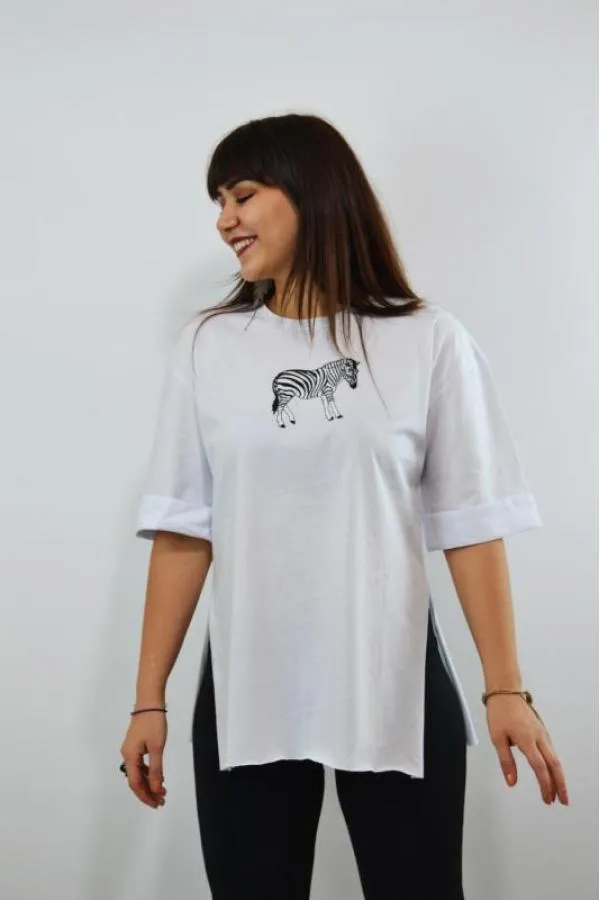 Zebra Nakış İşlemeli Duble Kol Yırtmaçlı Oversize Kadın T-Shirt Beyaz