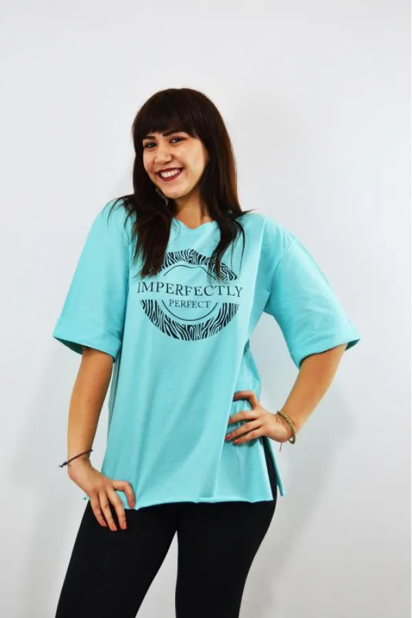 Imperfectly Baskılı Duble Kol Yırtmaçlı Oversize Kadın T-Shirt Turkuaz