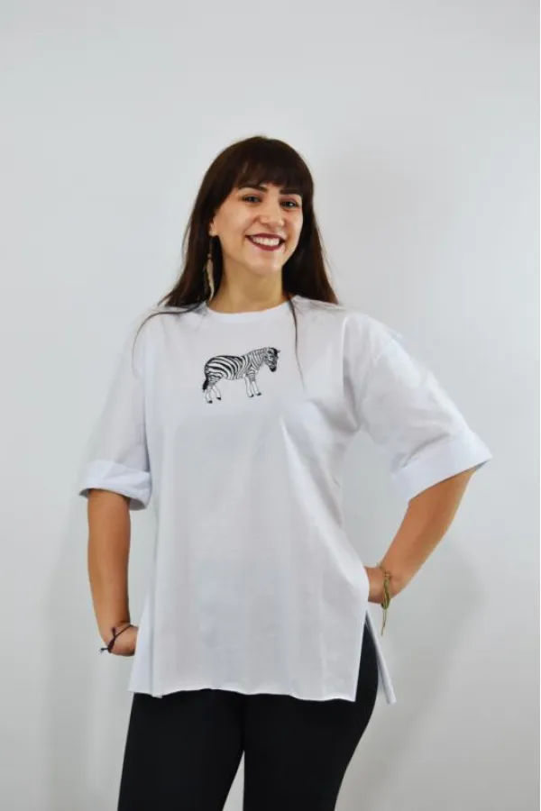 Zebra Nakış İşlemeli Duble Kol Yırtmaçlı Oversize Kadın T-Shirt Beyaz